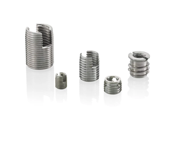 cinq douilles auto taraudeuses en inox posées les unes à côté des autres